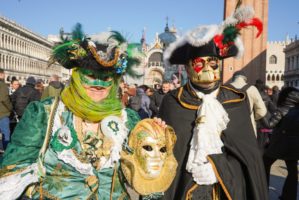 Piazza San Marco Festeggia Con Tantissime Maschere E Migliaia Di