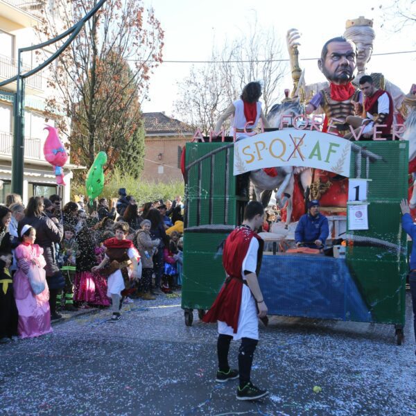 18 febbraio 2023, Venezia, Italia: Partecipanti in costume al Carnevale  delle maschere di Venezia lungo i canali. A Venezia il Carnevale inizia in  barca, mentre migliaia di persone si riuniscono, costeggiano le