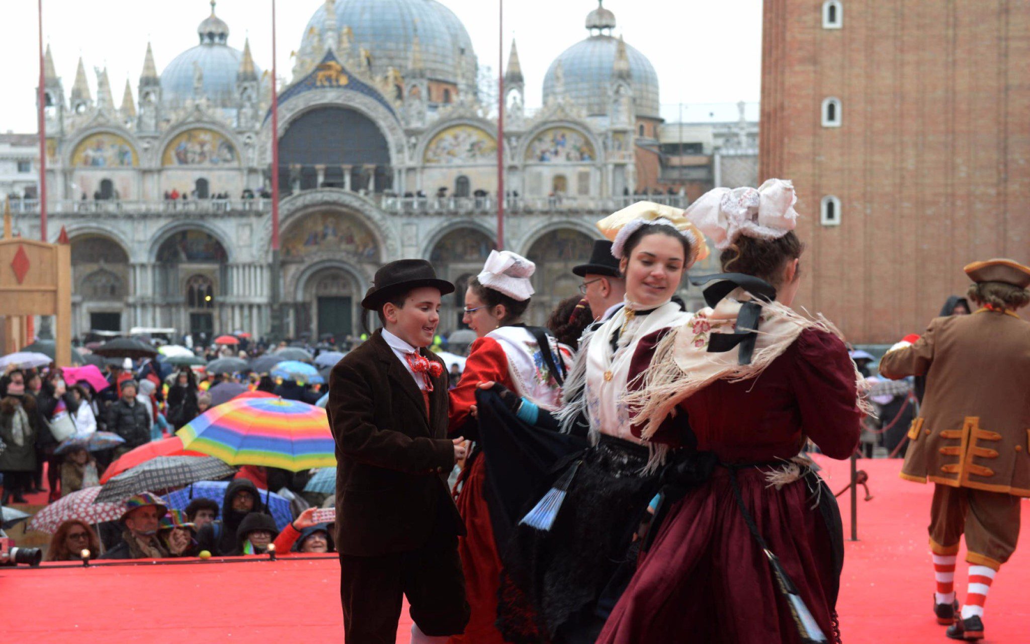 Stallo del mercato di vendita di maschere di carnevale e jester cappelli al  di fuori del Palazzo Ducale, il Molo di San Marco, Venezia, Veneto, Italia  Foto stock - Alamy