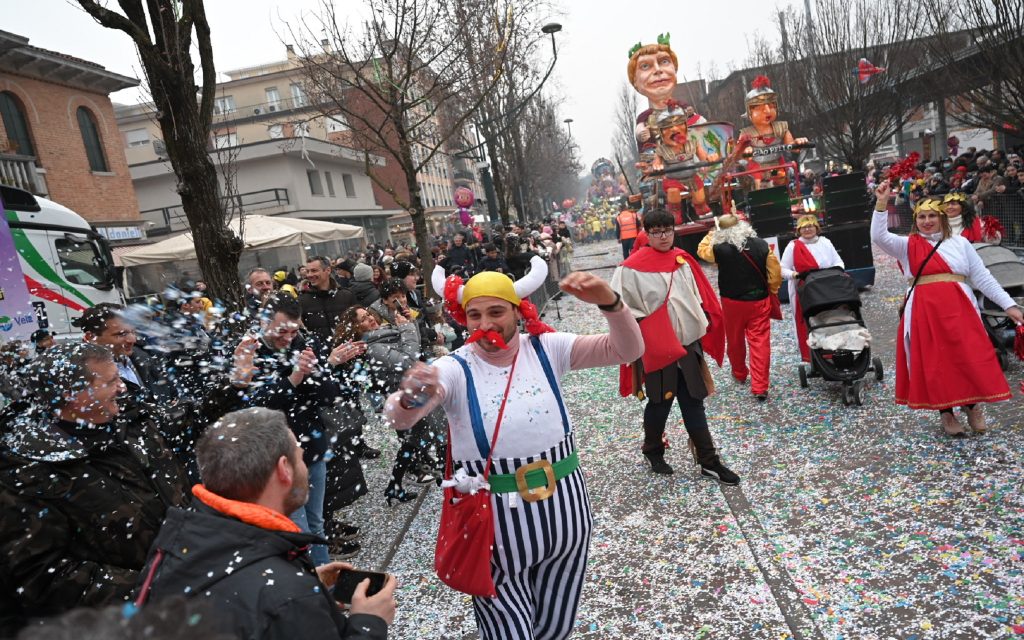 Carnevale di Venezia, martedì grasso con i carri e 700 figuranti a