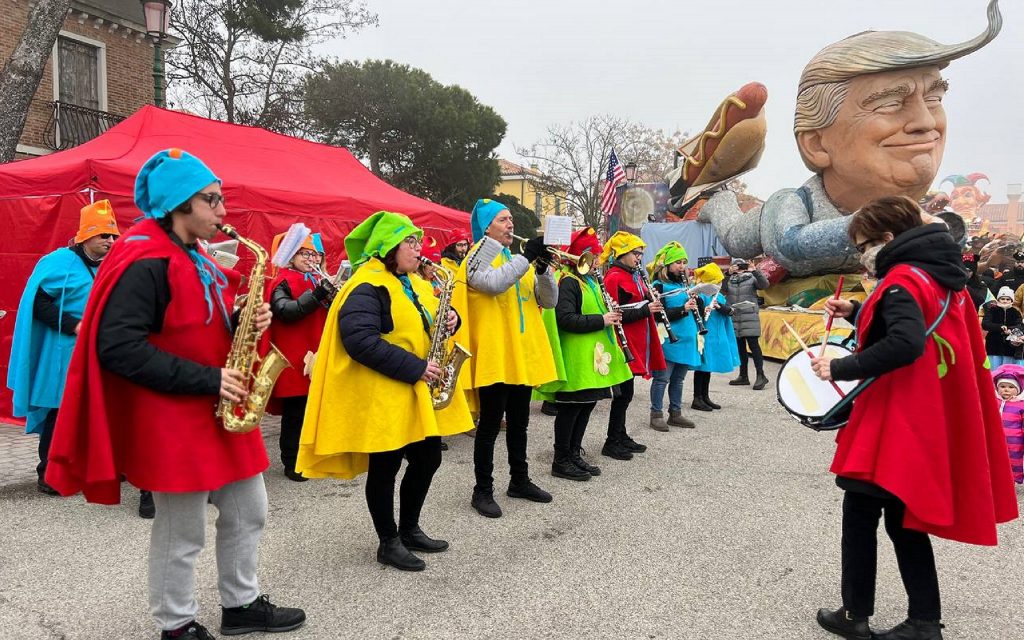 I carri allegorici colorano Pellestrina! - Carnevale di Venezia 2024 ...