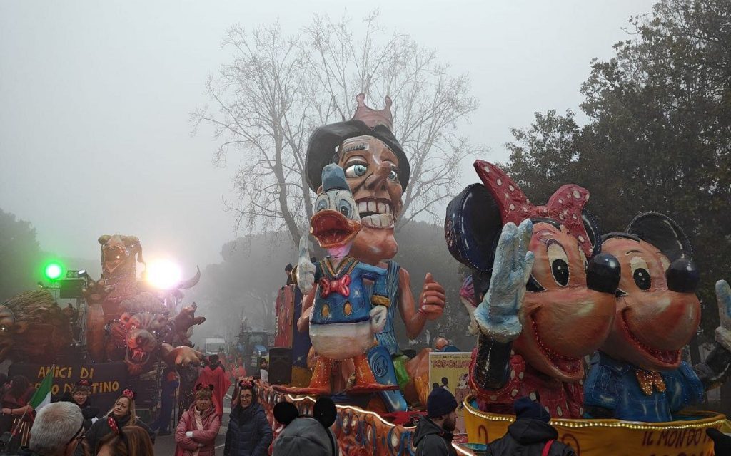 Carri allegorici e figuranti in maschera per la grande festa al Lido ...