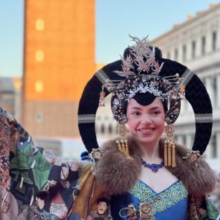 18 febbraio 2023, Venezia, Italia: Partecipanti in costume al Carnevale  delle maschere di Venezia lungo i canali. A Venezia il Carnevale inizia in  barca, mentre migliaia di persone si riuniscono, costeggiano le